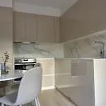 Piso En Calle Peatonal. Apartamento *